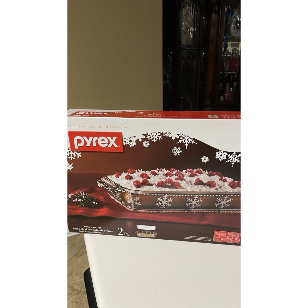 NEW Sealed Box Pyrex 2 PIECE 3 Qt. Limited Edition 2 pc Serveware Set Snowflakes